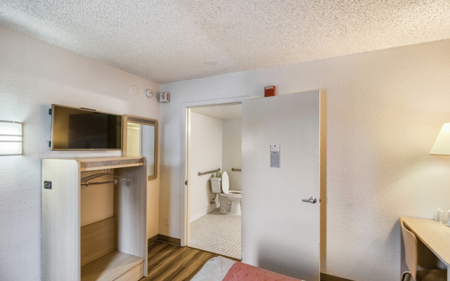 photo 5 of Motel 6 Everett, WA - South