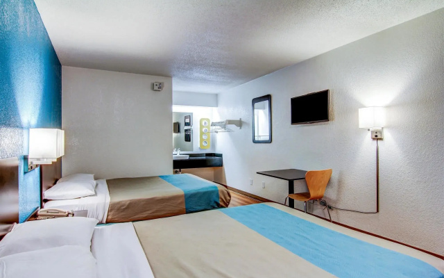 photo 2 of Red Roof Inn St Louis - Florissant