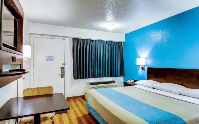 photo 3 of Red Roof Inn St Louis - Florissant