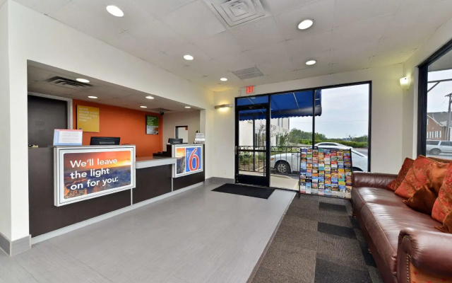 photo 2 of Motel 6 Fort Worth, TX - Downtown East