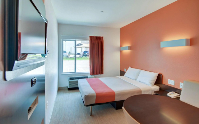 photo 2 of Motel 6 Roanoke, TX - Northlake - Speedway
