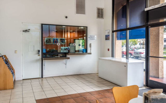 photo 2 of Motel 6 Gardena, CA - South