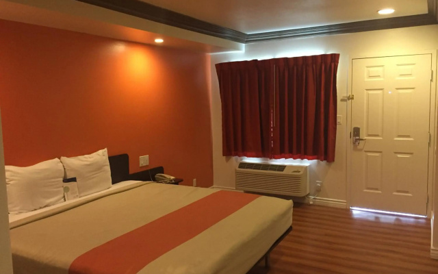 photo 2 of Motel 6 Gardena