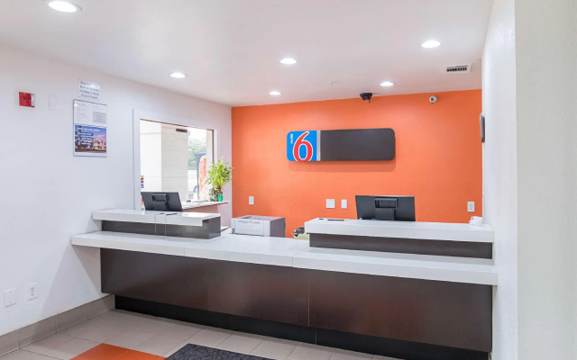 photo 2 of Motel 6 Grand Prairie, TX - Near Six Flags Drive