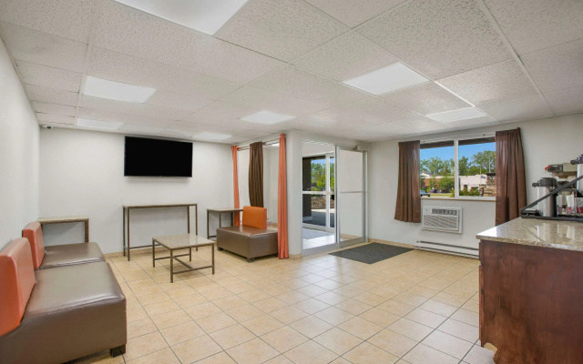 photo 2 of Rodeway Inn & Suites Grand Rapids Southeast