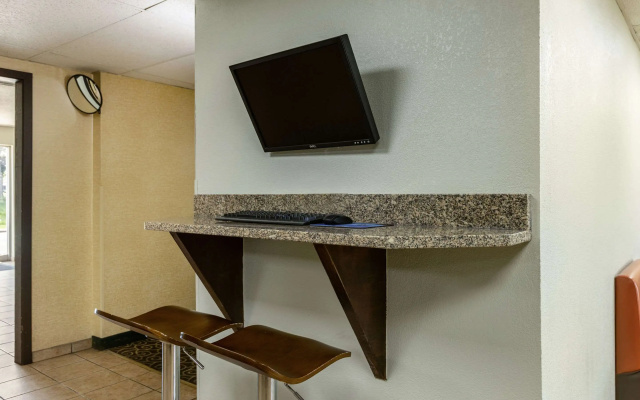photo 4 of Rodeway Inn & Suites Grand Rapids Southeast
