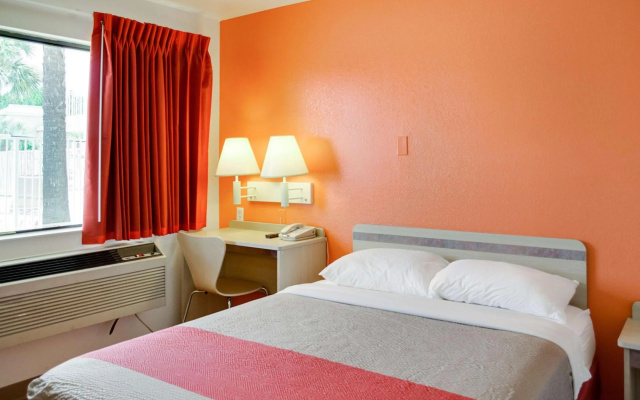 photo 2 of Motel 6 Gulfport, MS – Airport