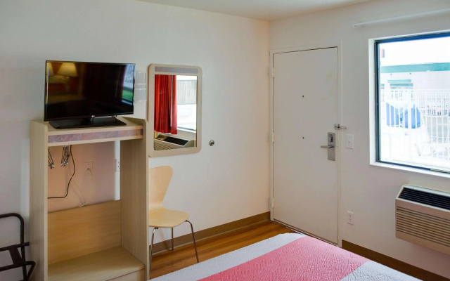 photo 3 of Motel 6 Gulfport, MS – Airport