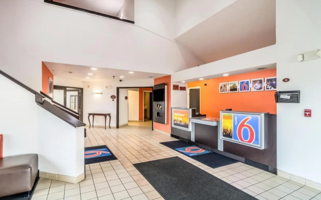 photo 2 of Motel 6 Harvey, IL
