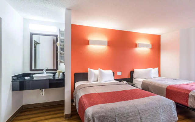 photo 5 of Motel 6 Harvey, IL