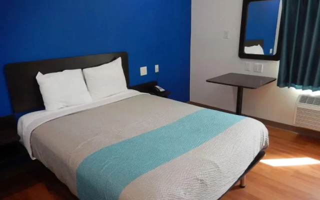 photo 2 of Motel 6 Houston - Downtown North