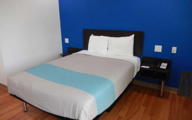 photo 3 of Motel 6 Houston - Downtown North