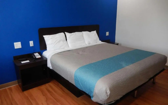 photo 4 of Motel 6 Houston - Downtown North