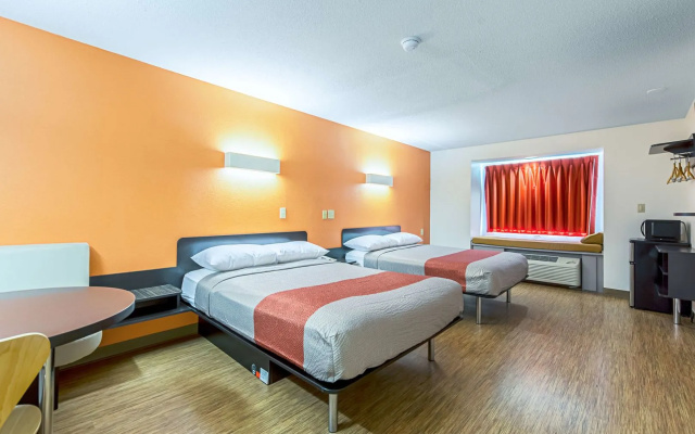 photo 2 of Motel 6 Indianapolis Carmel