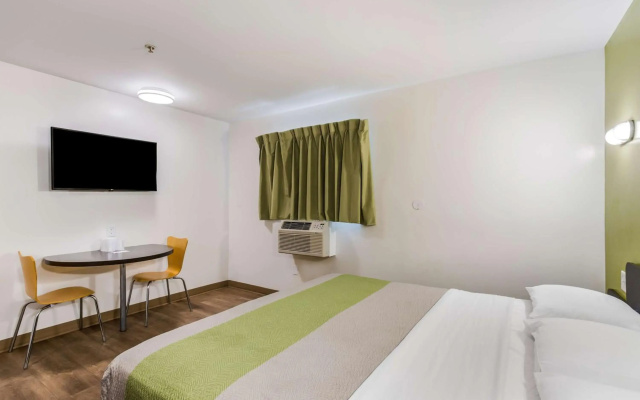 photo 5 of Motel 6 Jacksonville, FL - South
