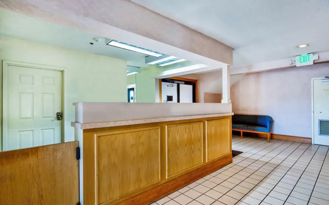 photo 2 of Motel 6 Jeffersonville, In - Louisville