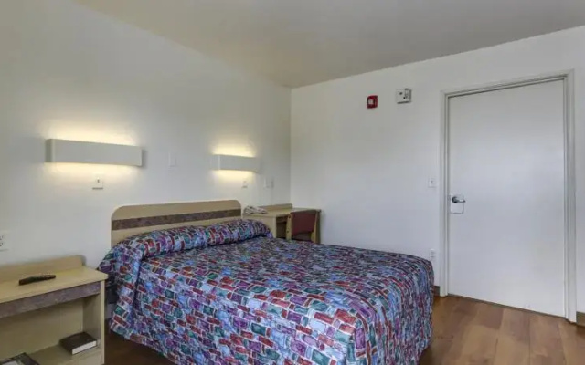 photo 4 of Rodeway Inn & Suites