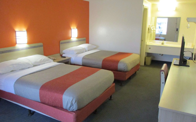 photo 2 of Travelodge by Wyndham Lansing