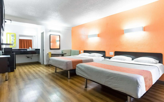 photo 2 of Motel 6 Long Beach, CA - International City