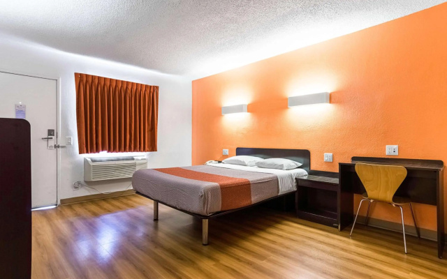 photo 3 of Motel 6 Long Beach, CA - International City