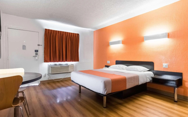 photo 4 of Motel 6 Long Beach, CA - International City
