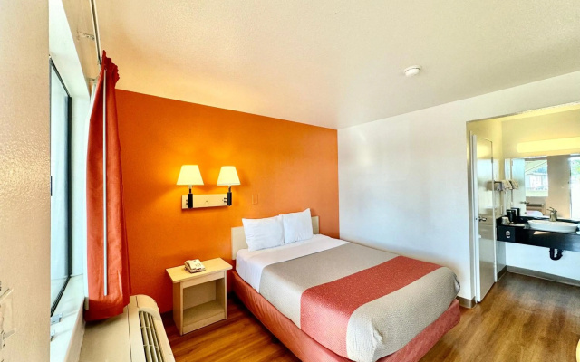 photo 2 of Motel 6 Bellflower, CA - Los Angeles
