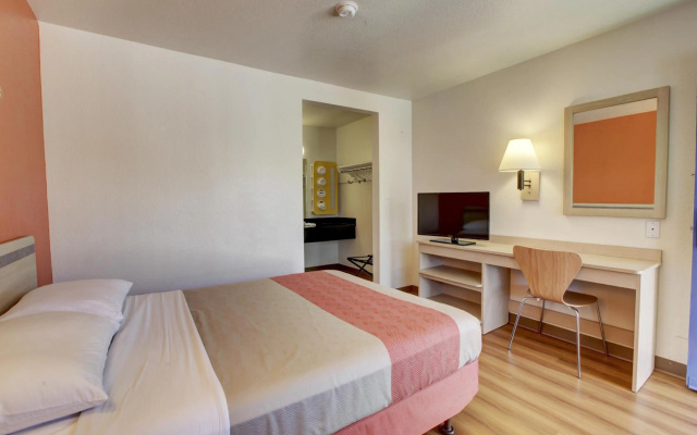 photo 3 of Motel 6 Bellflower, CA - Los Angeles