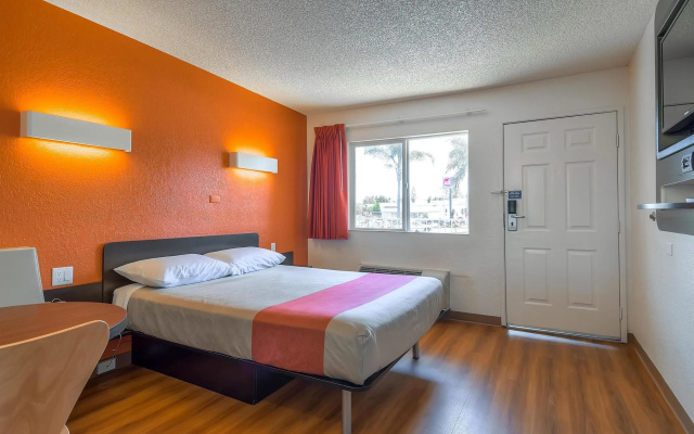 photo 3 of Motel 6 Los Angeles - Long Beach