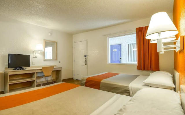 photo 2 of Motel 6 Los Angeles - Norwalk