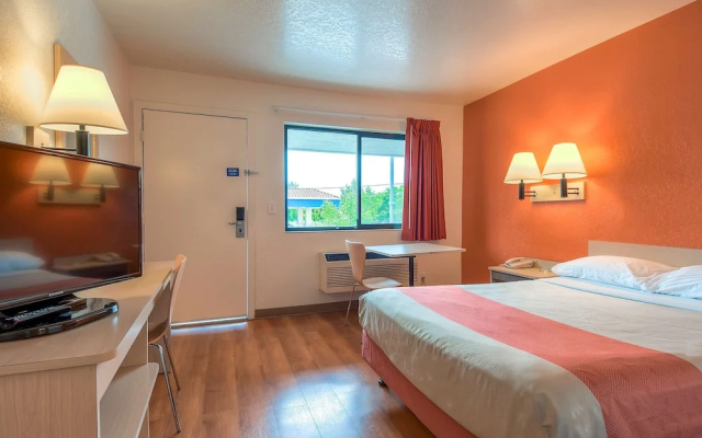 photo 3 of Motel 6 Los Angeles El Monte