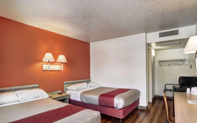 photo 3 of Motel 6 Medford, OR