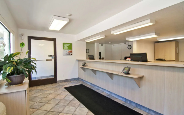 photo 2 of Motel 6 Roseville, MN - Minneapolis North
