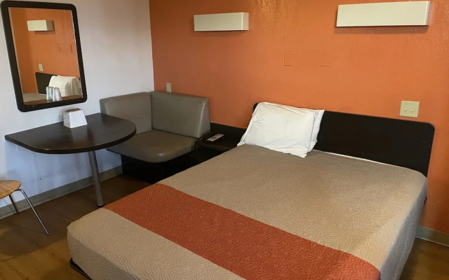 photo 2 of Motel 6 Montgomery