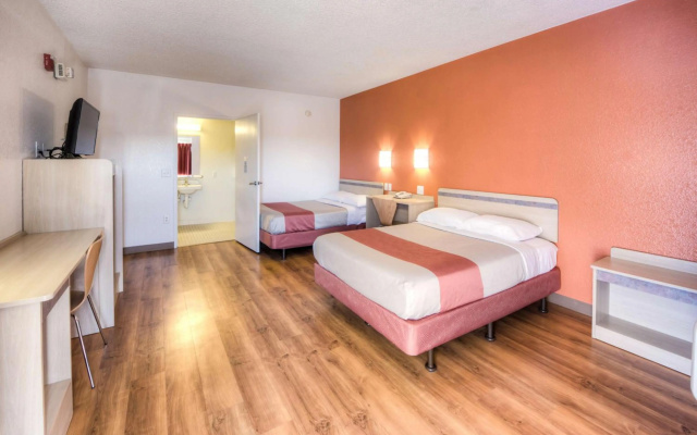 photo 4 of Motel 6 Niantic, CT - New London
