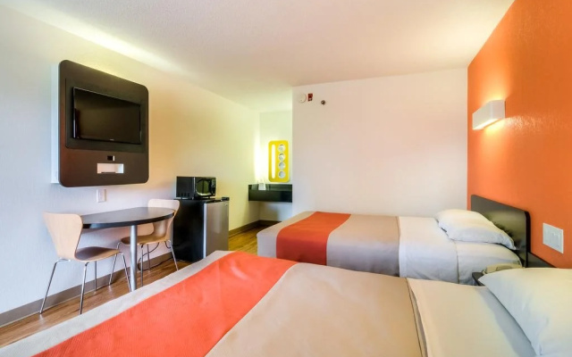 photo 4 of Motel 6 Bloomington-Normal, IL