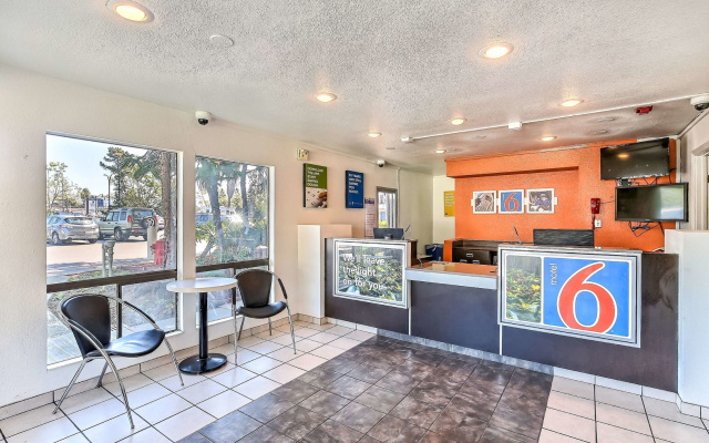photo 2 of Motel 6 Oakland, CA - Embarcadero