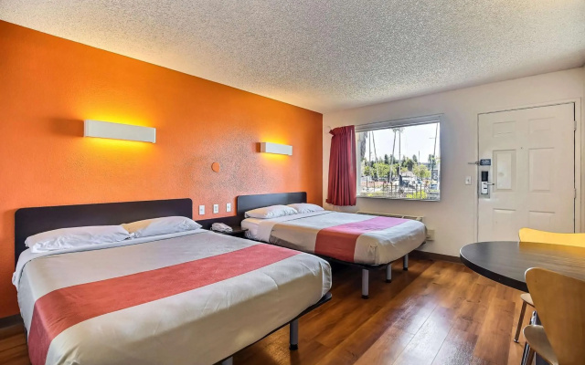 photo 5 of Motel 6 Oakland, CA - Embarcadero