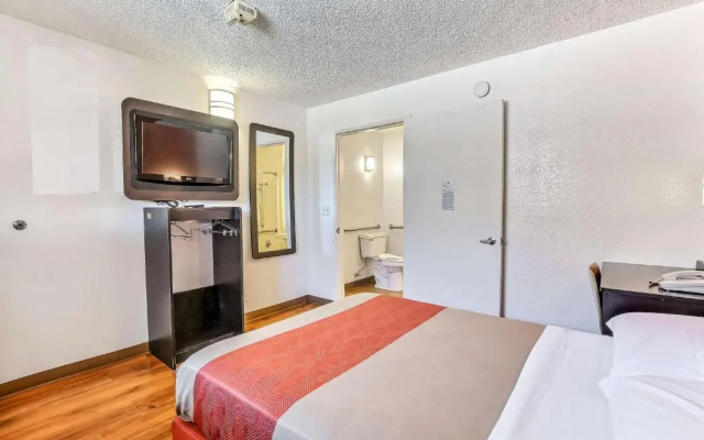 photo 3 of Motel 6-Oakland, CA - Airport