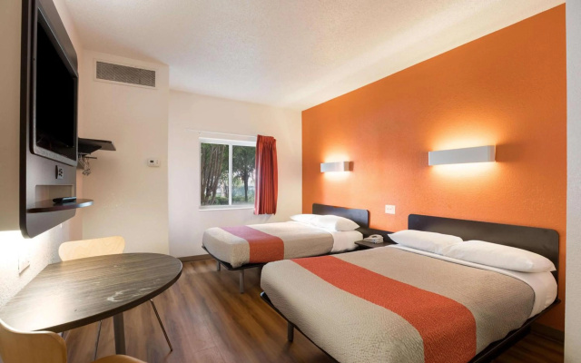 photo 3 of Motel 6 Orlando, FL - International Dr