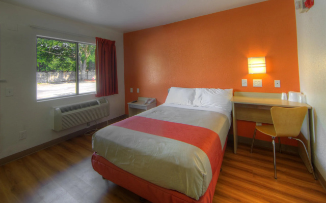 photo 3 of Motel 6 Orlando, FL - Winter Park