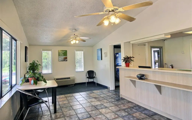 photo 2 of Motel 6 Palm Bay