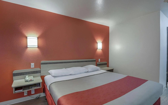 photo 4 of Motel 6 Pasadena, TX
