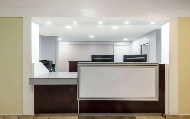 photo 3 of Travelodge by Wyndham Essington / Philadelphia Airport