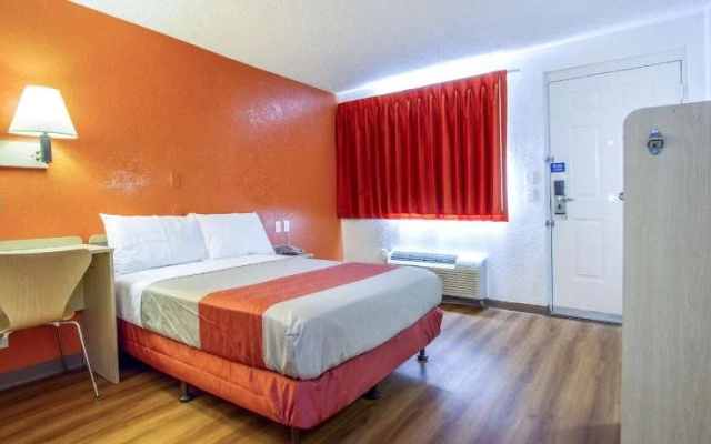 photo 2 of Motel 6 Phoenix - Northern Avenue