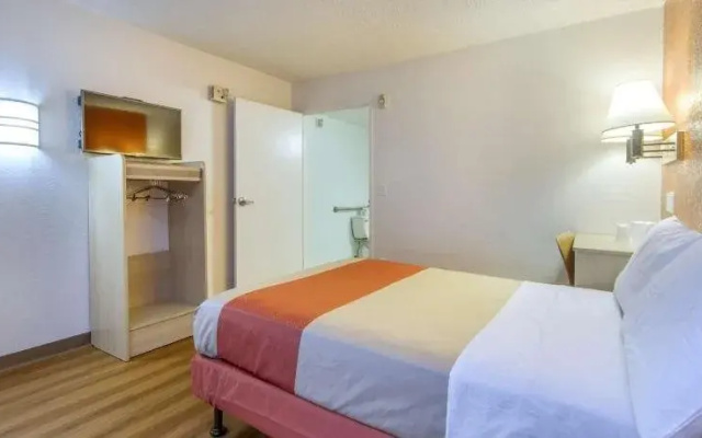 photo 3 of Motel 6 Phoenix - Northern Avenue
