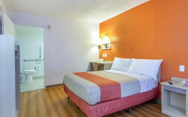 photo 5 of Motel 6 Phoenix - Northern Avenue