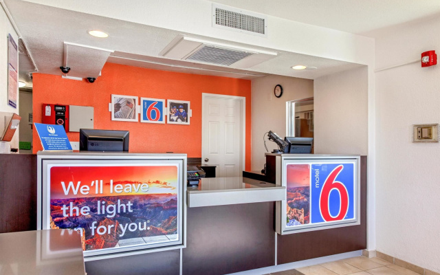 photo 2 of Motel 6 Phoenix North - Bell Road
