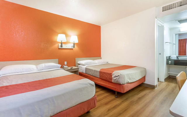 photo 4 of Motel 6 Phoenix North - Bell Road