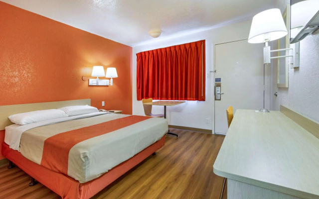 photo 5 of Motel 6 Phoenix North - Bell Road