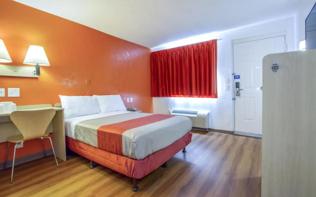 photo 3 of Motel 6 Phoenix - Northern Avenue